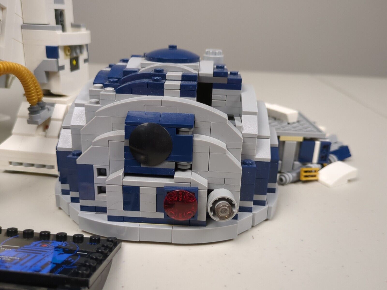 Lego Star Wars: Sculptures: R2-D2 Set 75308