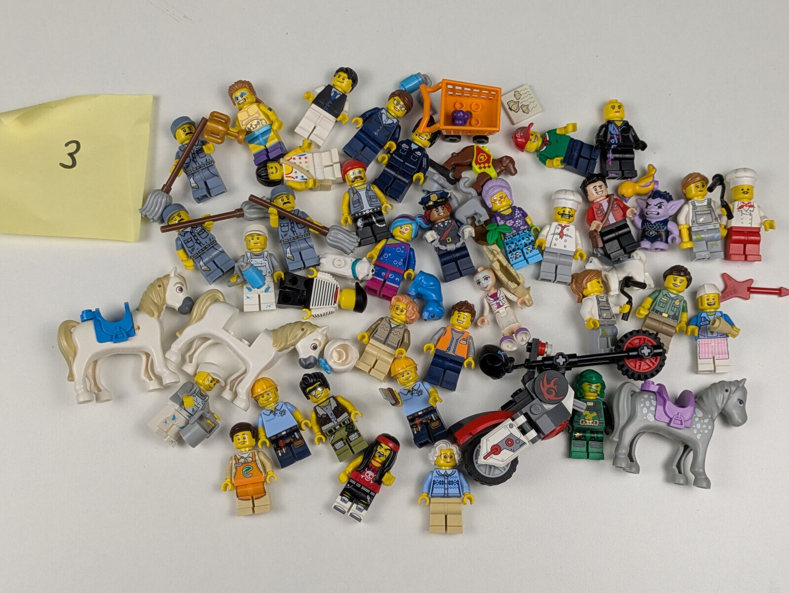 Lego Bundle Set: LEGO Minifigures (30+ Minifigures and more) - Great Condition!