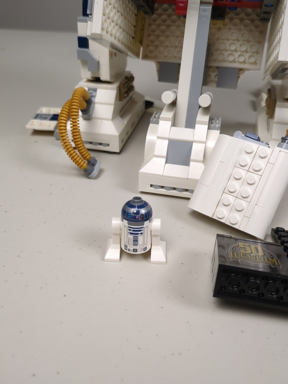 Lego Star Wars: Sculptures: R2-D2 Set 75308