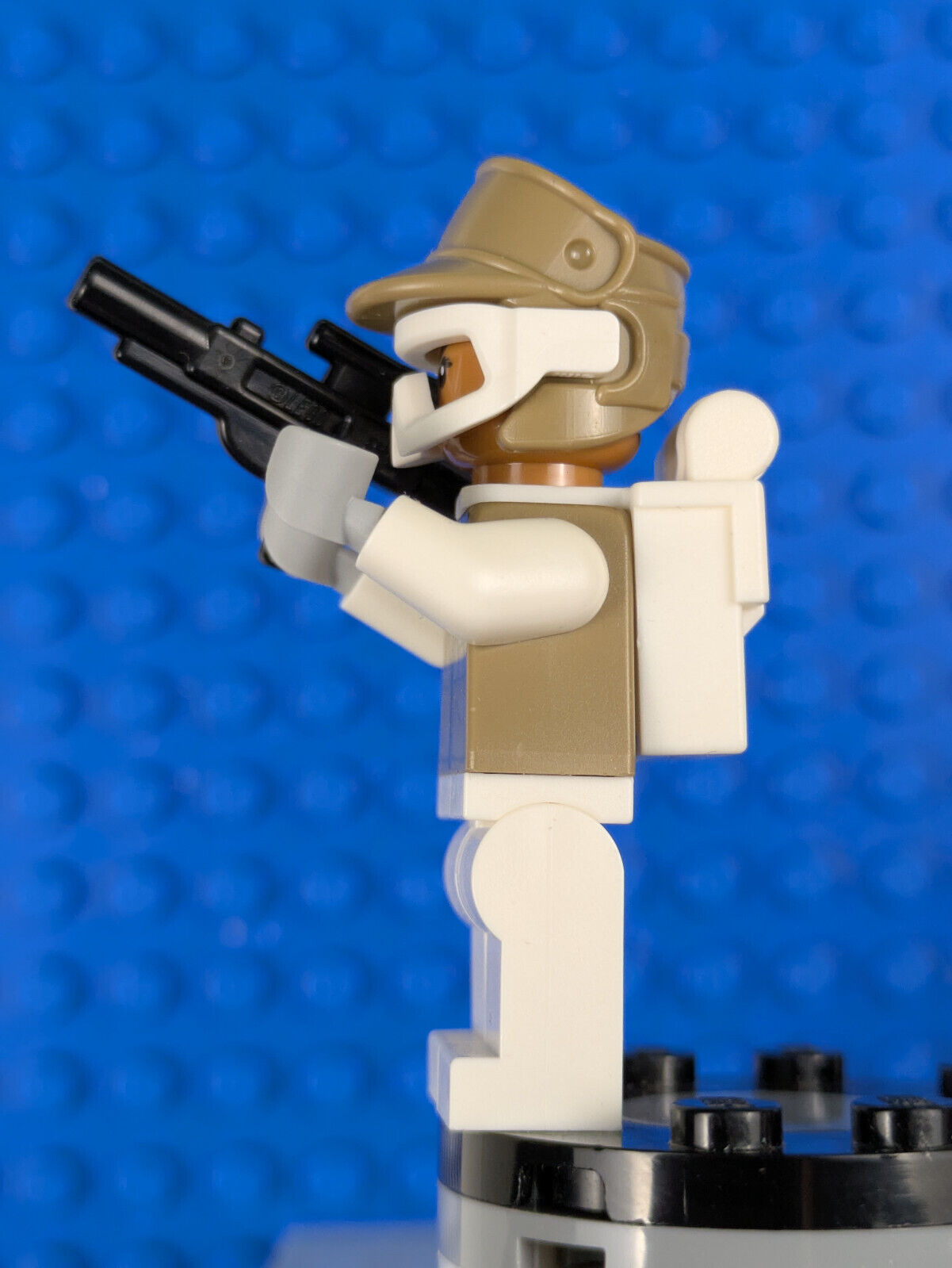 Lego Star Wars: Hoth Rebel Trooper Dark Tan Uniform and Helmet sw1185 Set 75322